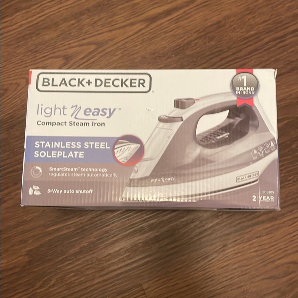 Black & Decker Light n Easy Compact Steam Iron (White/Gray) - Picture 2 of 4